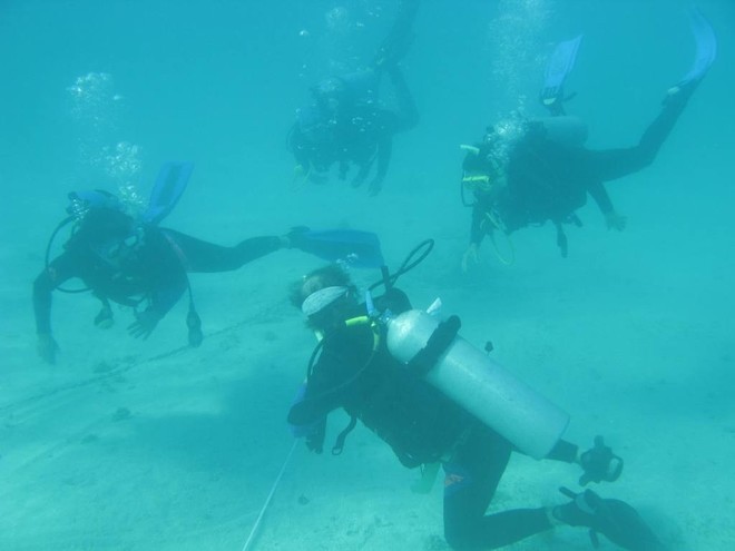 Volunteer sailors doing a reef check for university - OceansWatch © Rachel Agnew